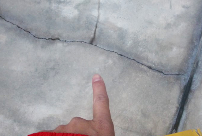 ベランダの床面に大きなクラック