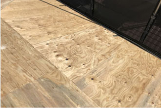 ビスで打ち込んだ野地板