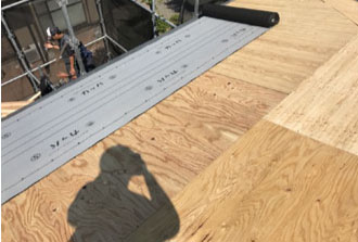 防水紙の敷き始め