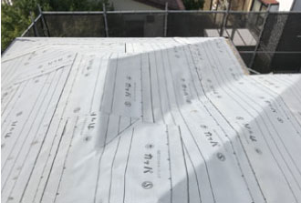 野地板の上に敷かれた防水紙