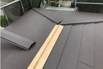 貫板の上に棟板金を設置