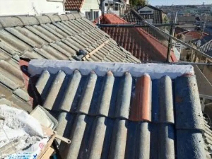 漆喰材料シルガードを塗布し棟の土台部を再構築