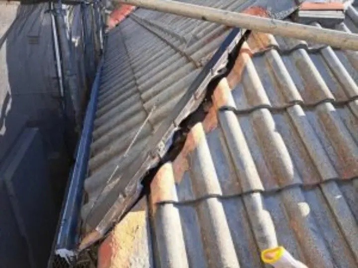 棟瓦を撤去し心木を設置