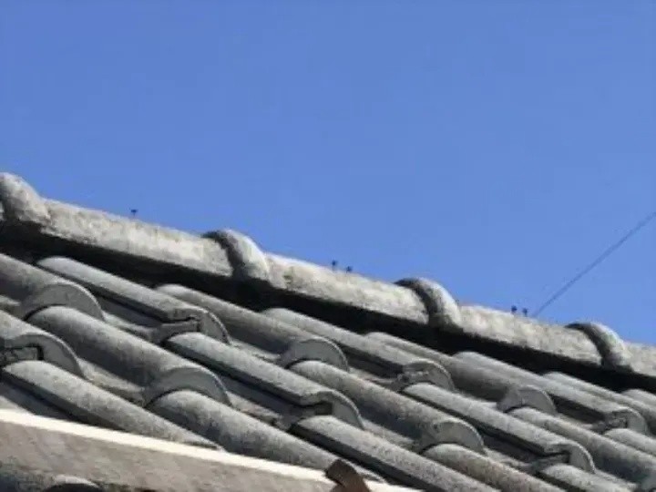 セメント瓦の棟部分の釘が浮いている状態