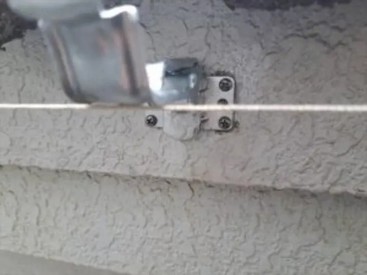 勾配確認を行って樋吊り金具を取り付ける作業工程