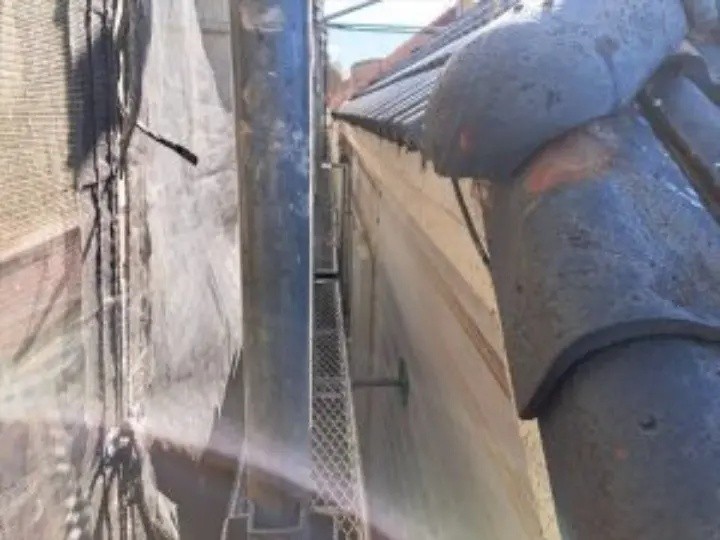 既存の雨樋を取り外し樋吊り金具も撤去