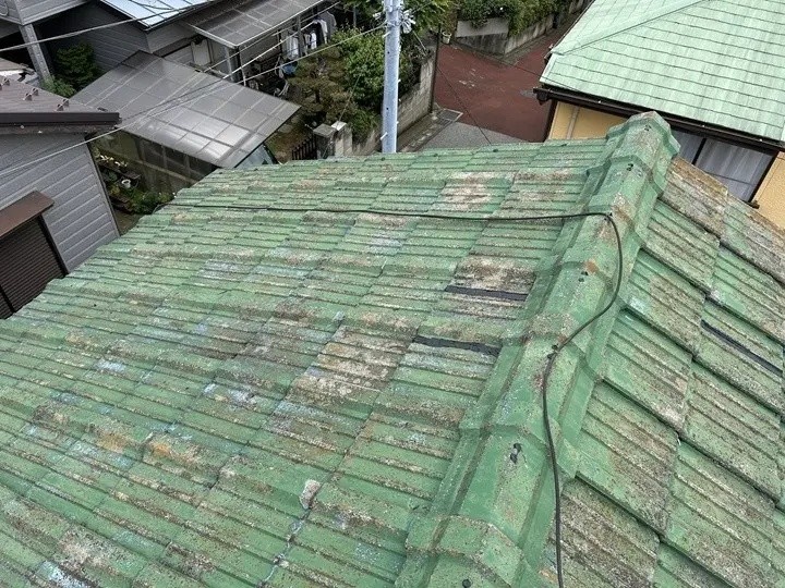 一部屋根の葺き直し工事が完工した外観