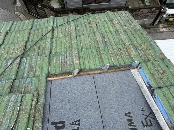 セメント瓦屋根へ補修工事の施工風景