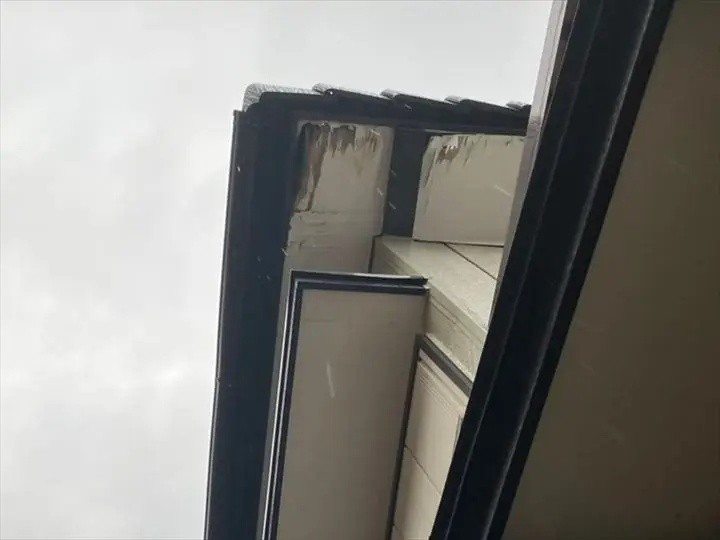 「軒天の破損部分の交換・集水器と竪樋の設置」の工事前の住宅