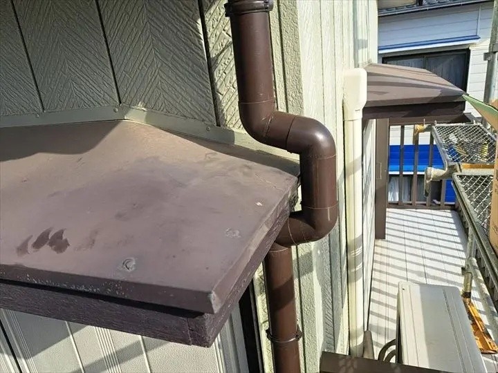 壁沿いに竪樋を増設設置