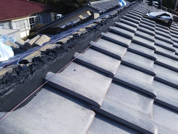 棟瓦を真っすぐに設置するための水糸張り