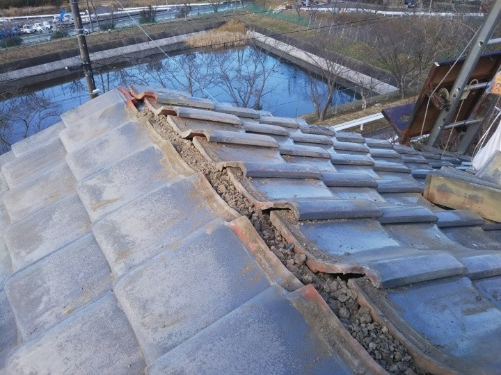 棟瓦とその下地となる葺き土をすべて取り除き