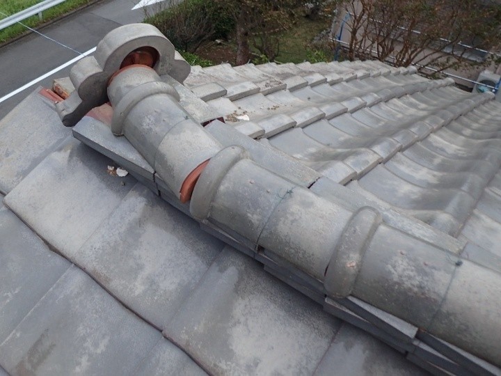 棟瓦はは破損している状態