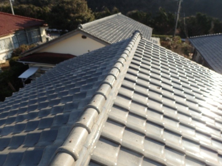 熨斗瓦を3段目まで積み上げた後に棟の仕上げとして冠瓦を設置