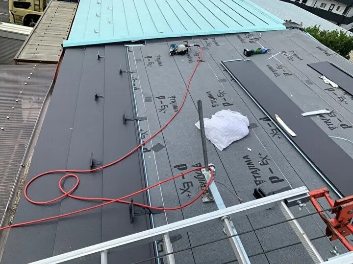 スーパーガルテクトの葺き作業