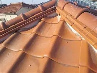 漆喰を奥まで塗布