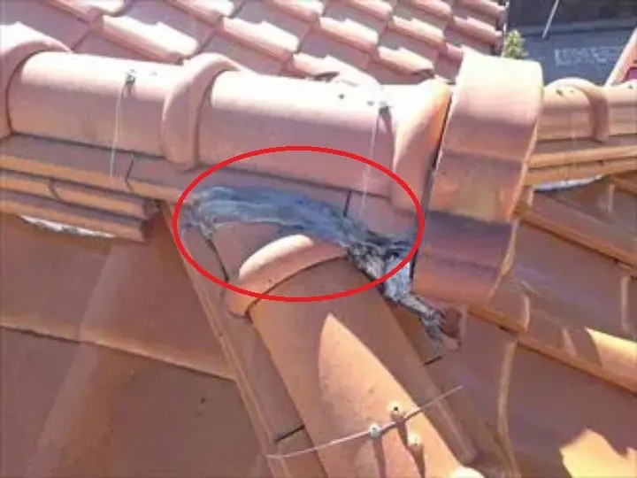 瓦の継ぎ目部分は通常シーリングで施工