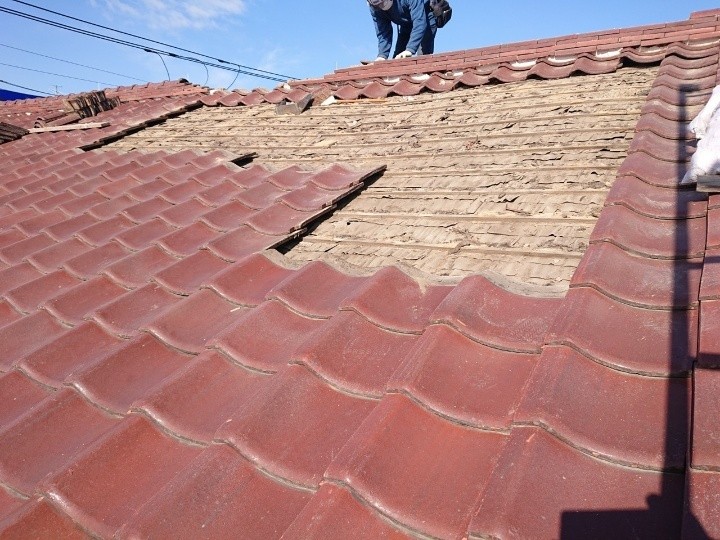 瓦を取り外して内部の古い下地が確認できる状態