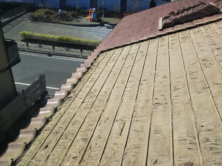 アパートの瓦屋根への葺き直し工事前