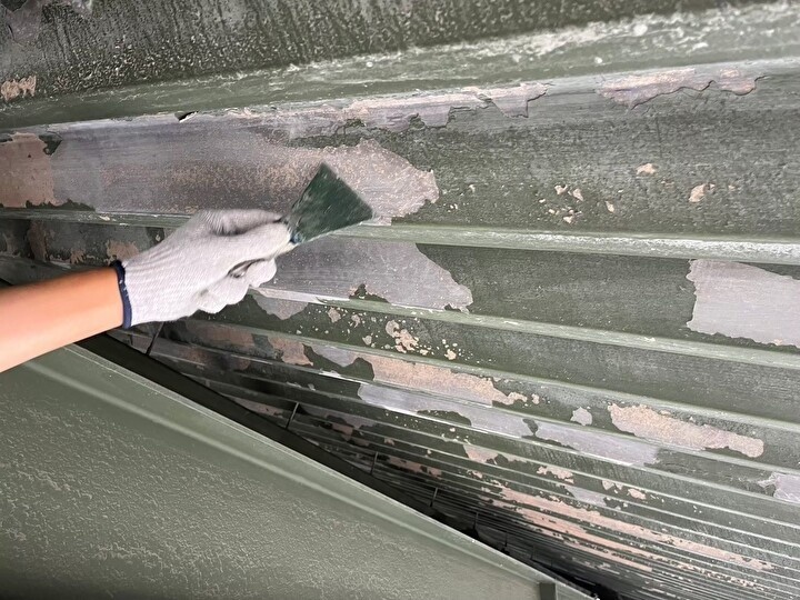 下地処理（ケレン）の作業風景