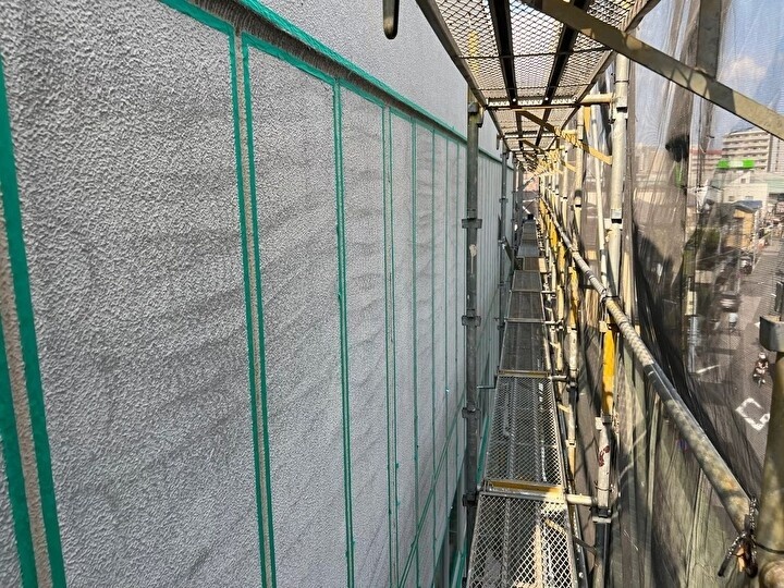 シーリングを施す目地周りをマスキングテープで養生