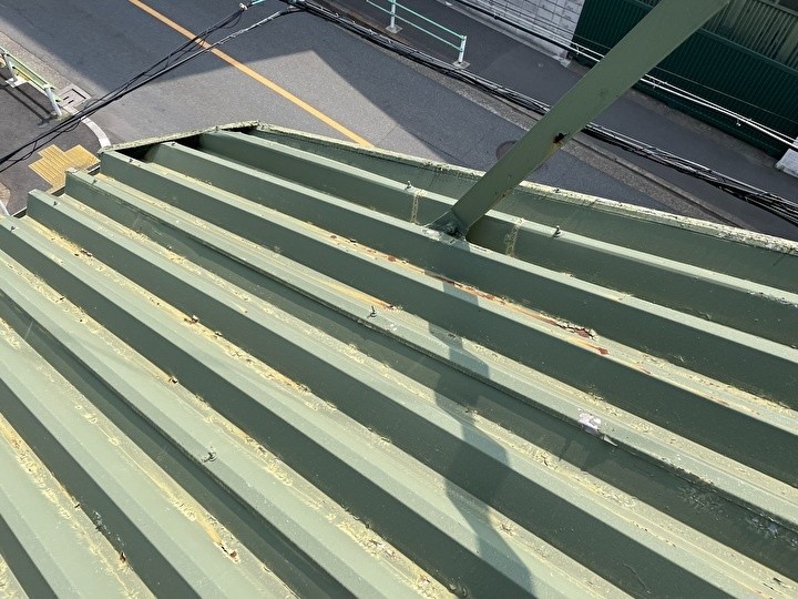 鉄部で塗装の剥がれにより下地の鉄が露出