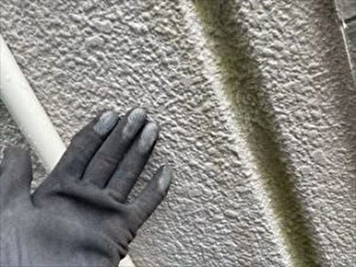 外壁の塗膜のチョーキング状態を確認