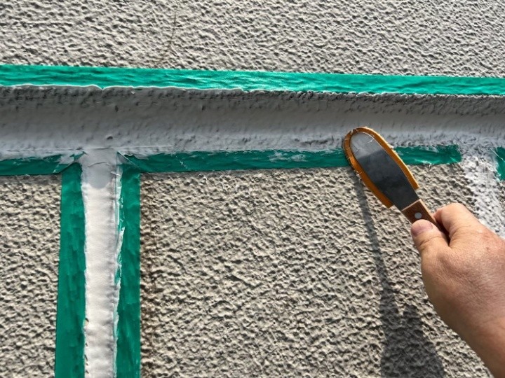 オートンCP-1を目地に充填し仕上げ用のヘラで表面を整える