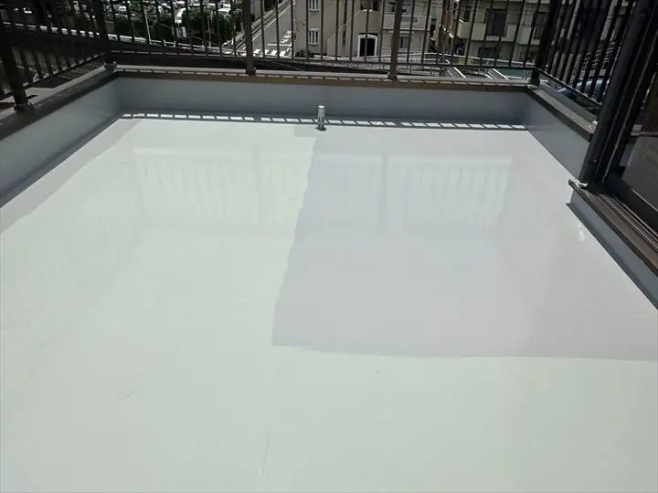 ウレタン防水層の上にトップコートを塗布