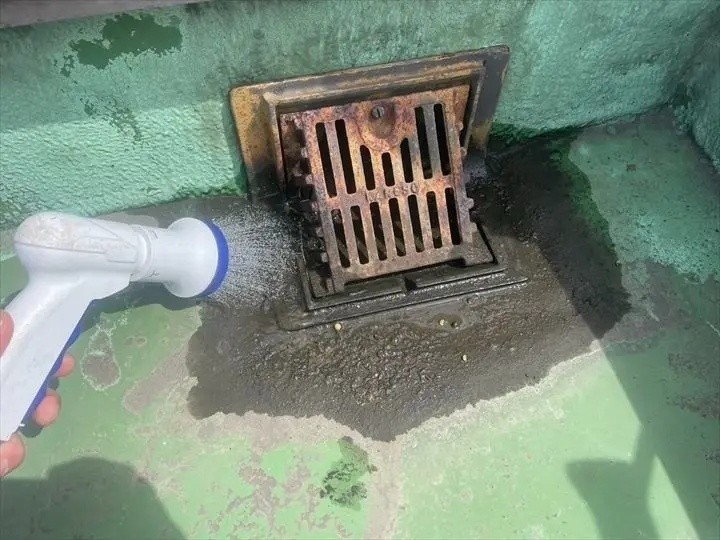 排水ドレンに散水検査を実施