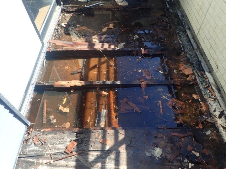 垂木の間に長年にわたって雨水が滞留していた形跡