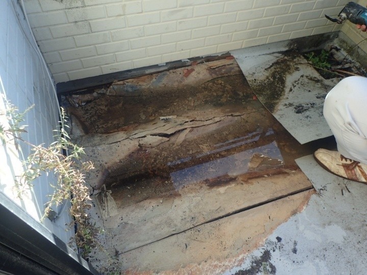 床材（下地板）を一枚ずつ慎重に取り外す作業