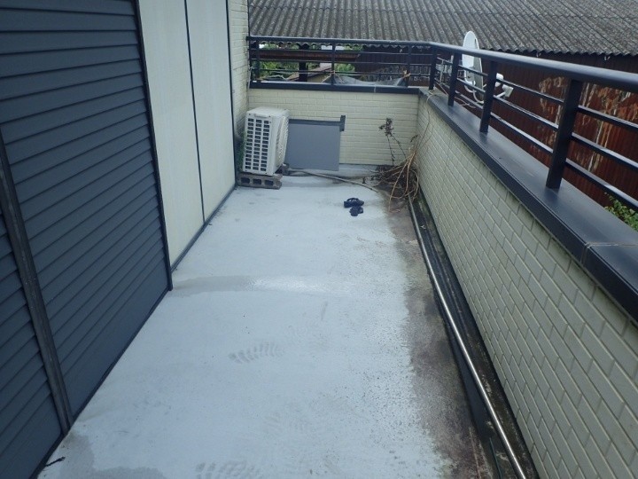 新規ウレタン防水工事とベランダ床の張替え工事前の状態