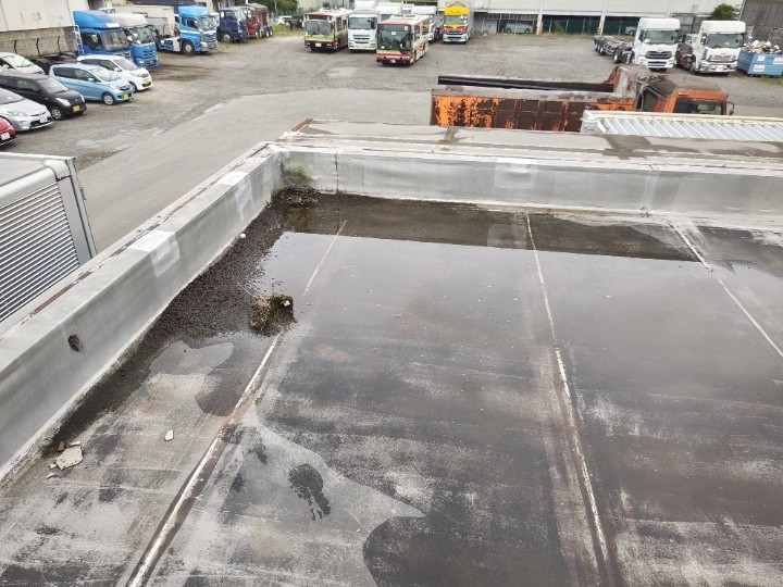 ドレン周辺にゴミや汚れが詰まり雨水が溜まる状態