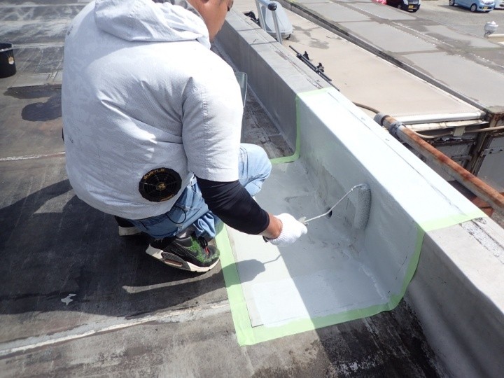 ウレタン防水材を2層にわたり塗り重ね