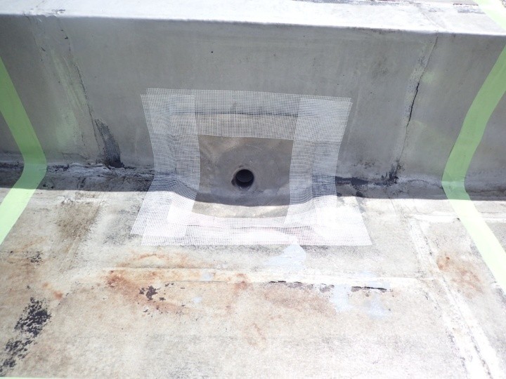 ドレン周囲にコーキングを充填し強化テープを設置