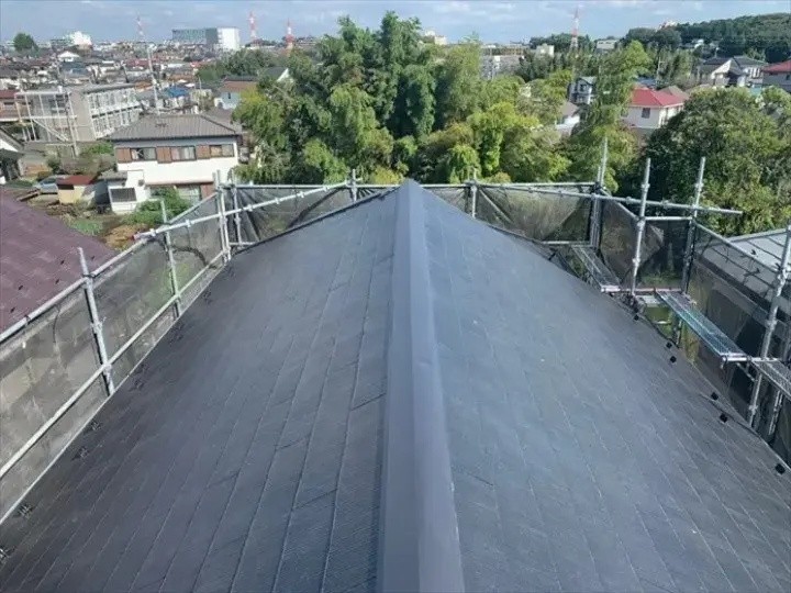 棟板金交換工事が完工したスレート屋根の状態