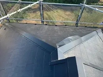 台風で損傷した棟板金