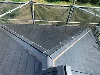 既存の木製貫板に代えて樹脂製の貫板を使用