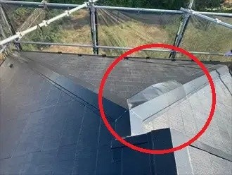 棟板金の破損状況を確認