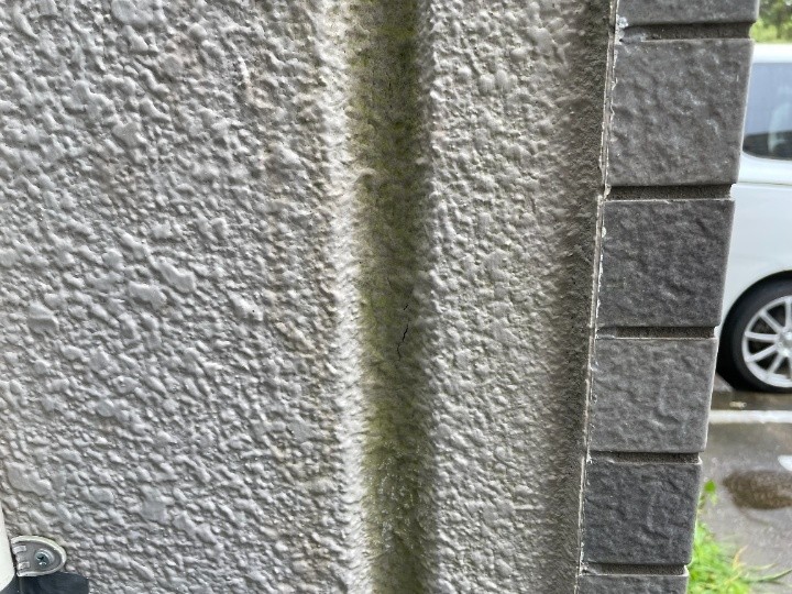 目地部分では多数のひび割れ