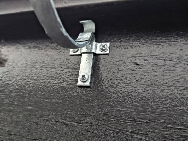 ステンレス製の金具を取付作業