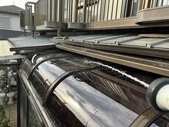 新規のポリカーボネートを清掃する作業風景