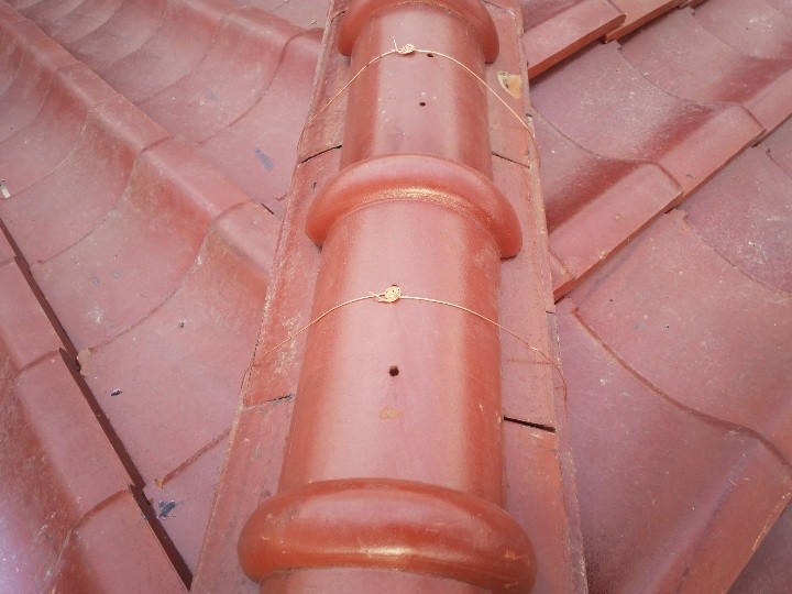 銅線を使用して瓦を固定