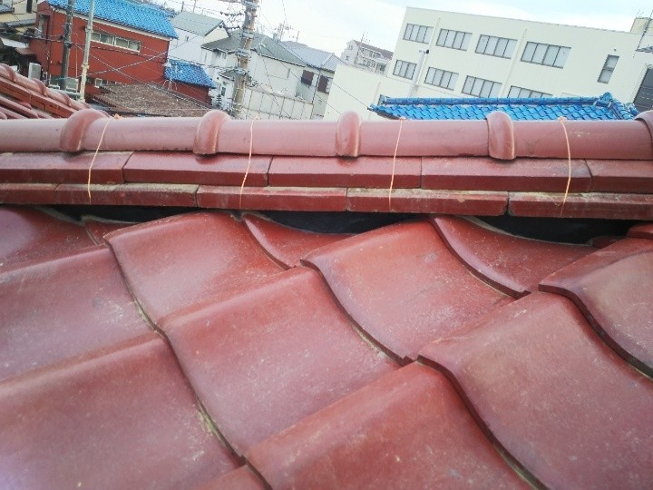 銅線を使用して瓦を固定後の状態