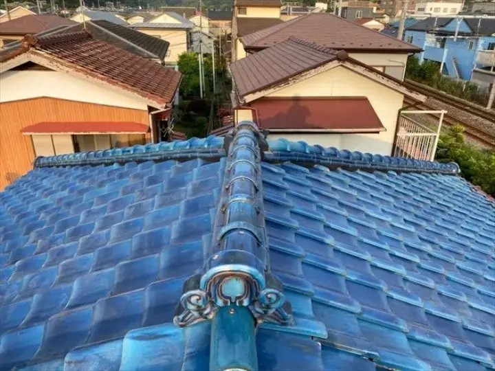 棟瓦と冠瓦に棟瓦取り直し工事が終了した住宅