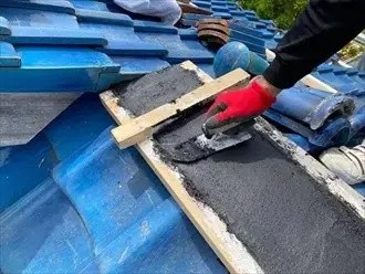 南蛮漆喰シルガードを塗布する作業風景