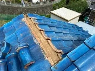 銅線で固定された棟の解体清掃作業後の状態