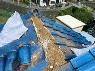 銅線で固定された棟の解体清掃作業