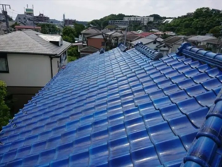 屋根の頂点に設置されている棟瓦の一部が外れかけている状態